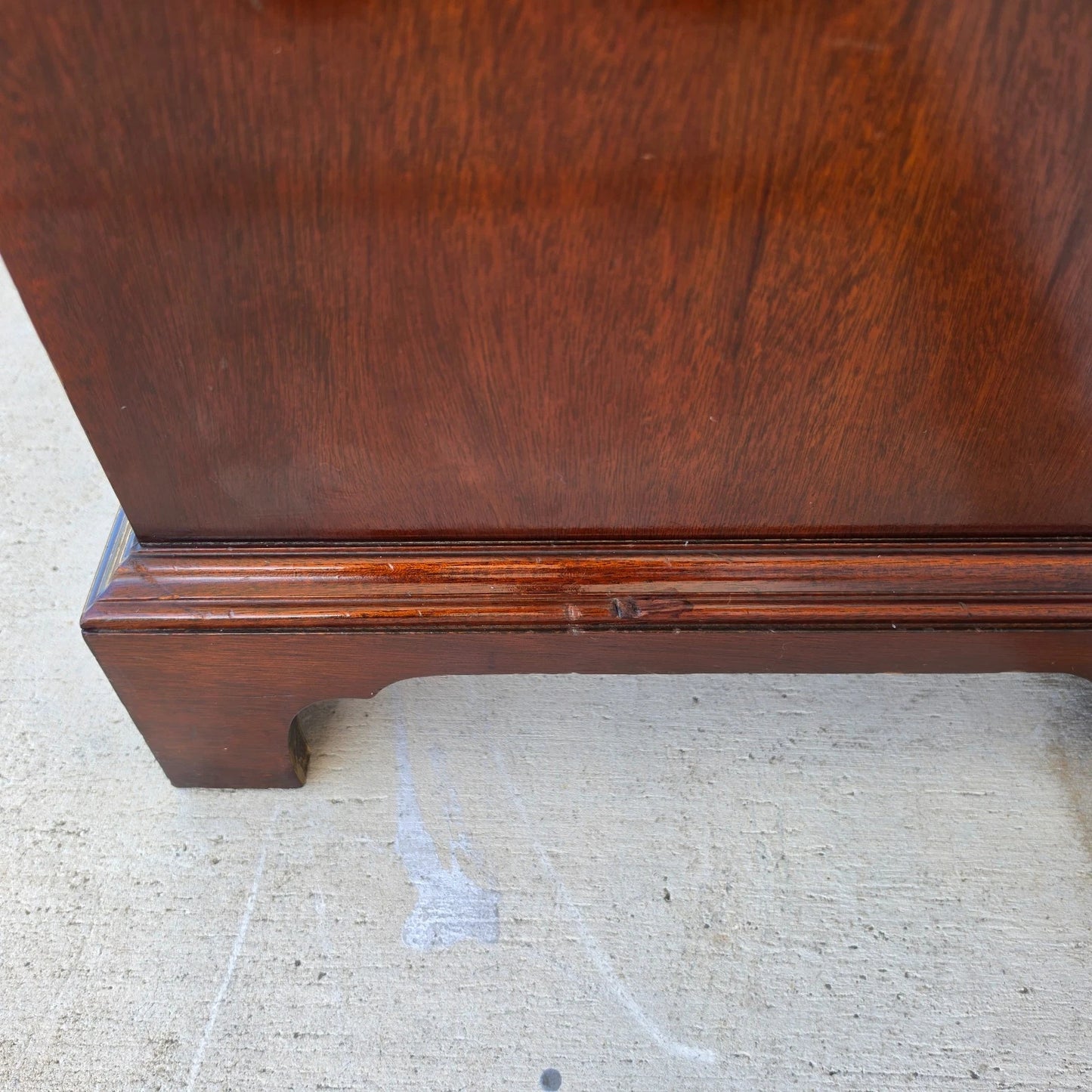 COUNCILL CRAFTSMEN Banded Mahogany Chippendale Bachelor Chest w Pullout Surface