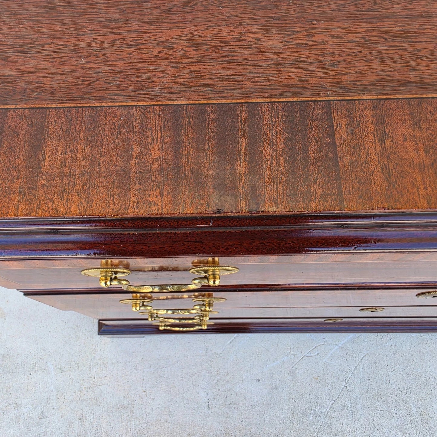COUNCILL CRAFTSMEN Banded Mahogany Chippendale Bachelor Chest w Pullout Surface