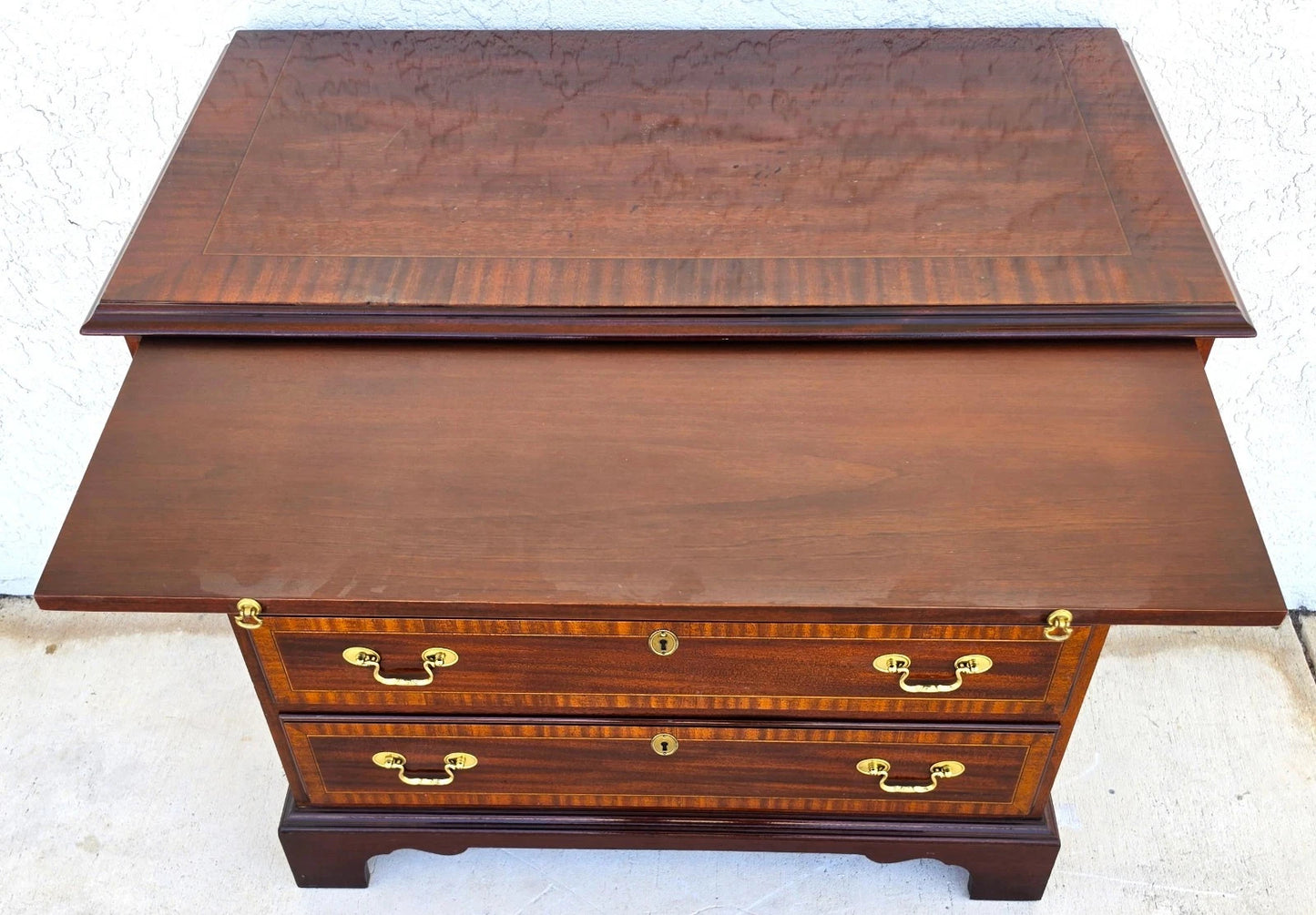 COUNCILL CRAFTSMEN Banded Mahogany Chippendale Bachelor Chest w Pullout Surface