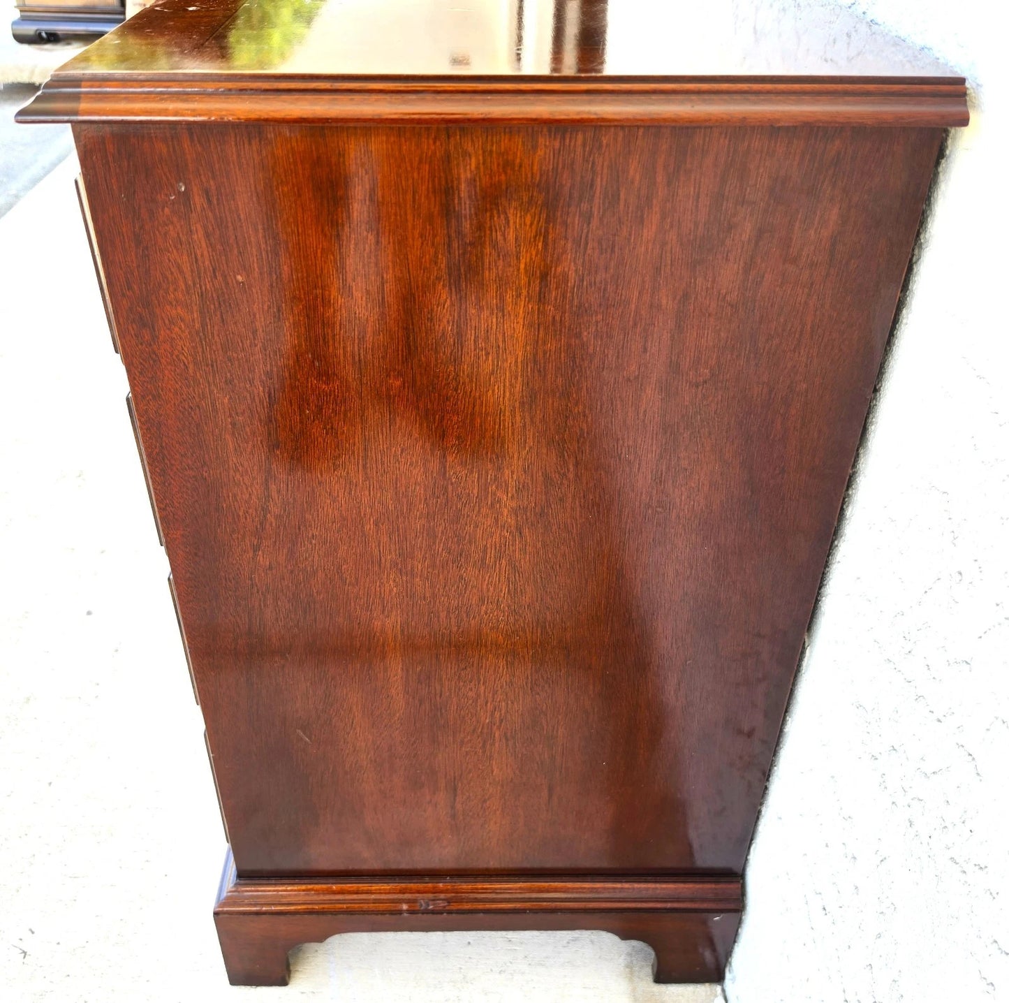 COUNCILL CRAFTSMEN Banded Mahogany Chippendale Bachelor Chest w Pullout Surface