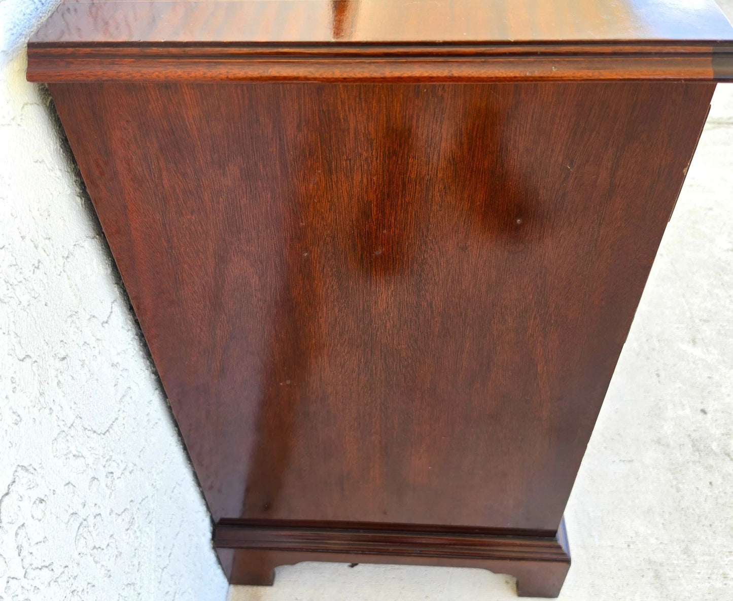 COUNCILL CRAFTSMEN Banded Mahogany Chippendale Bachelor Chest w Pullout Surface