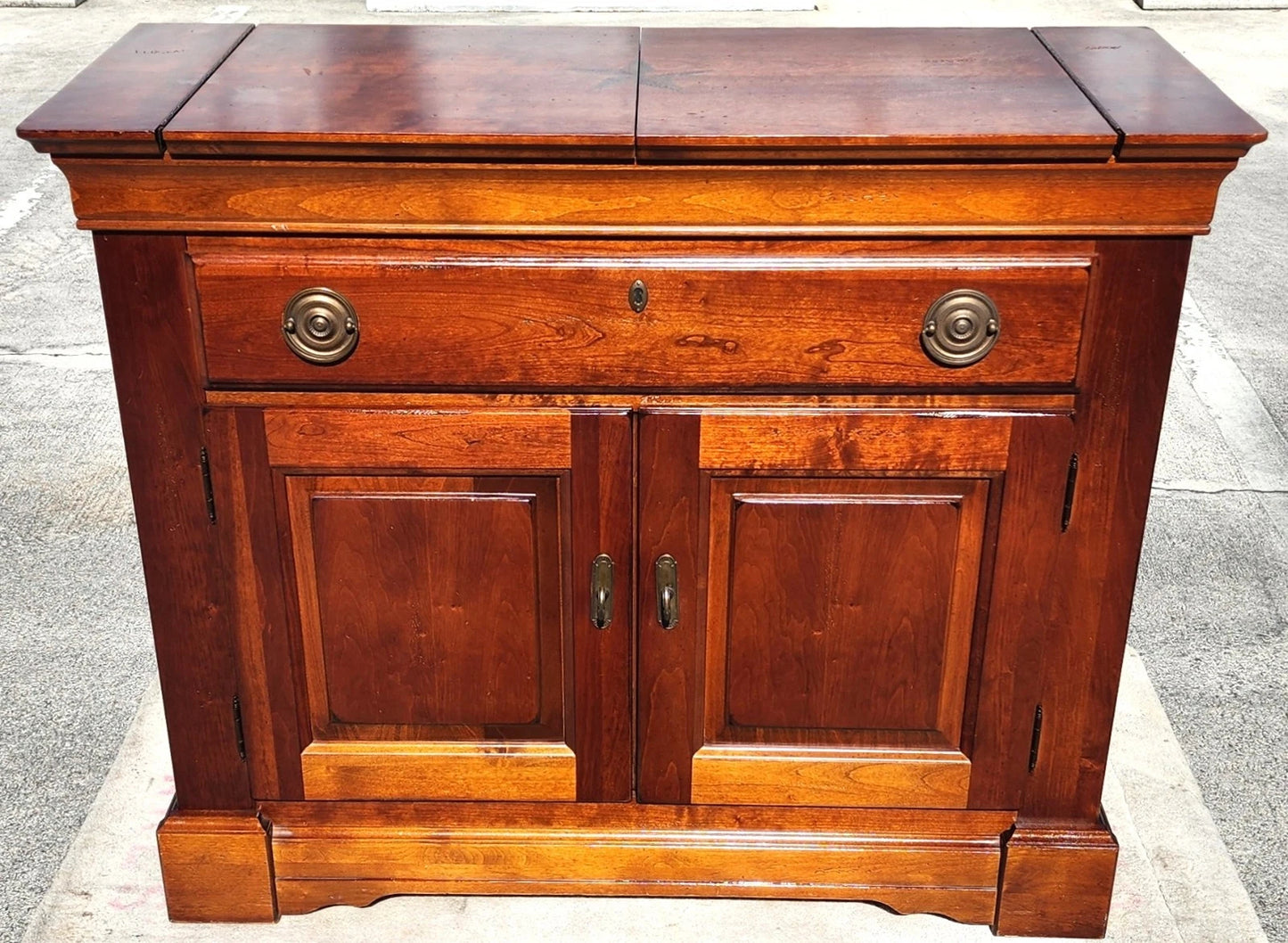 Bassett Chris Madden Collection Bar Flip Top Rolling