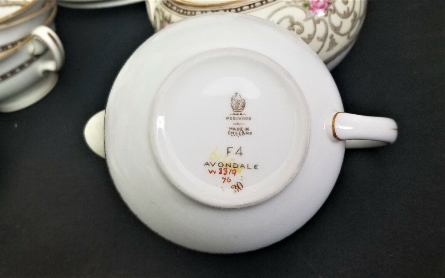 (1) ONLY WEDGWOOD Avondale Creamer and Lid Cream with Scrolls and Pink Roses