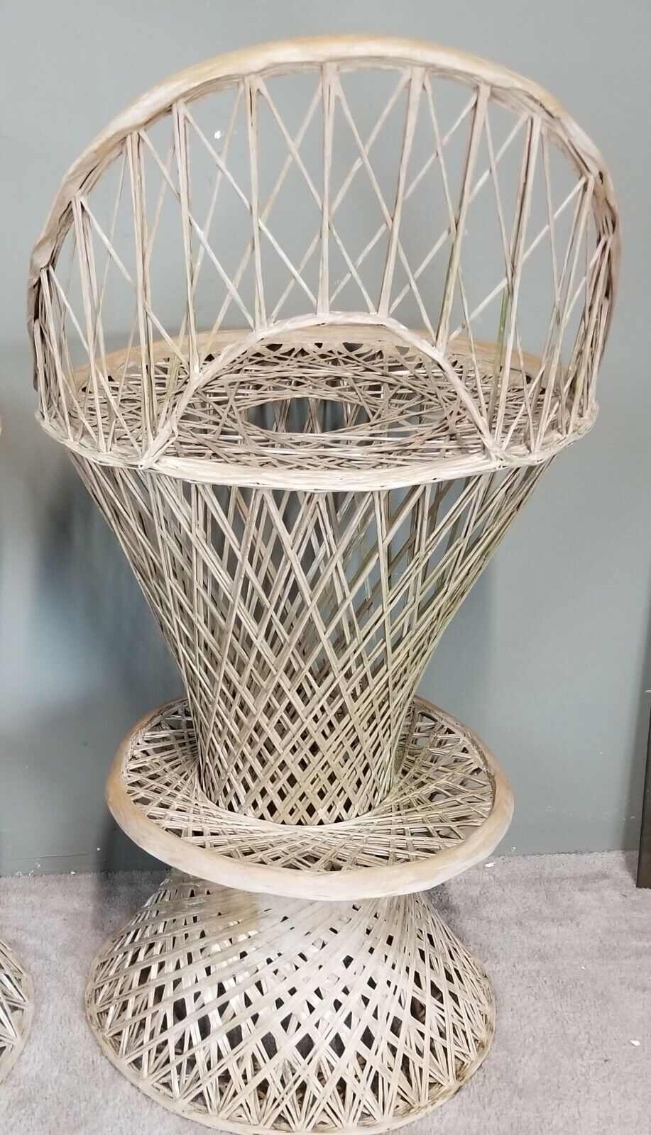 (1) Vintage Mid Century Modern Russell Woodard Spun Fiberglass Counter Bar Stool