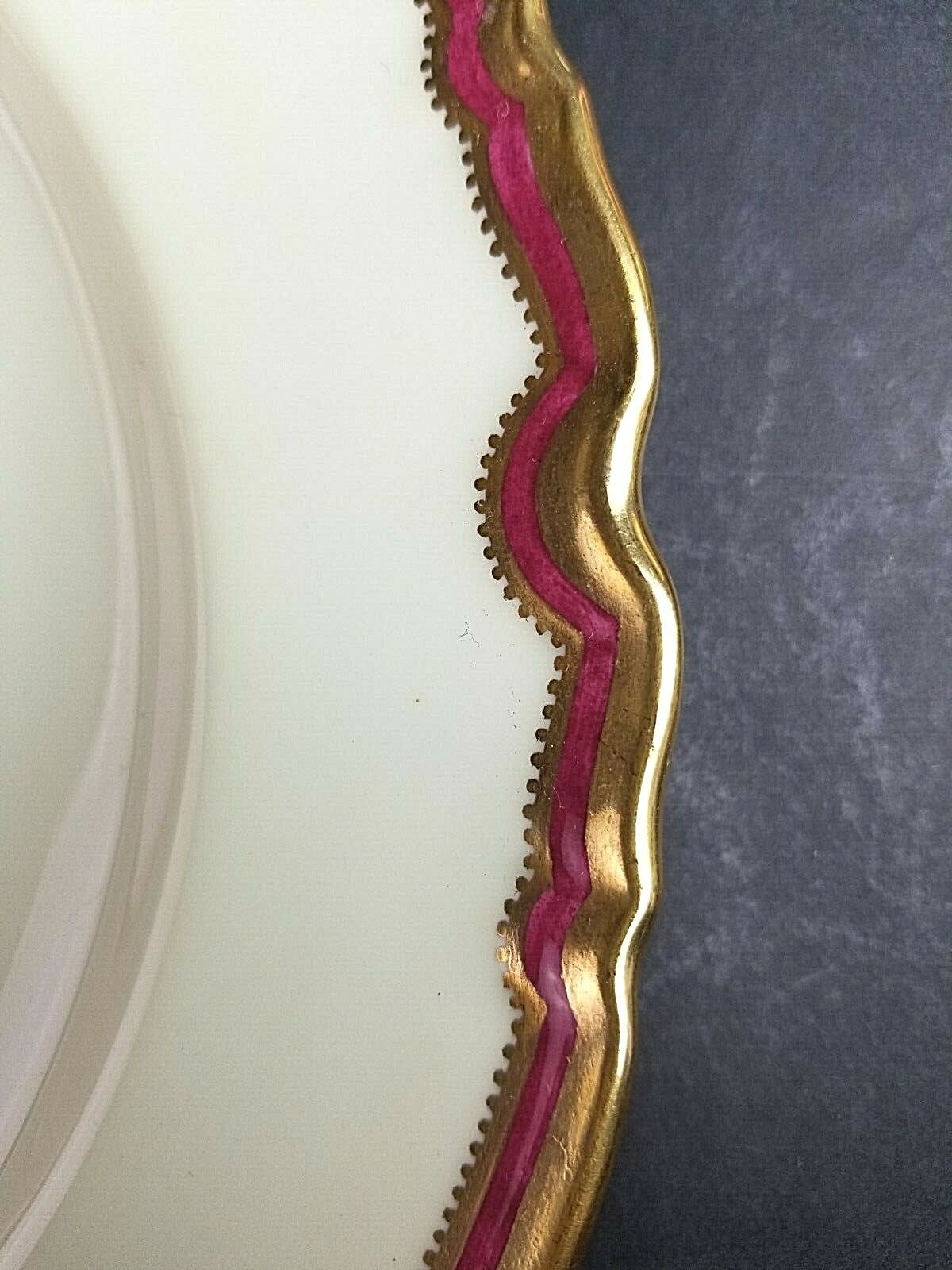 (1) Vintage SPODE Copelands China Y2403 Red Gold Dots Scalloped Dinner Plate 10 1/2"