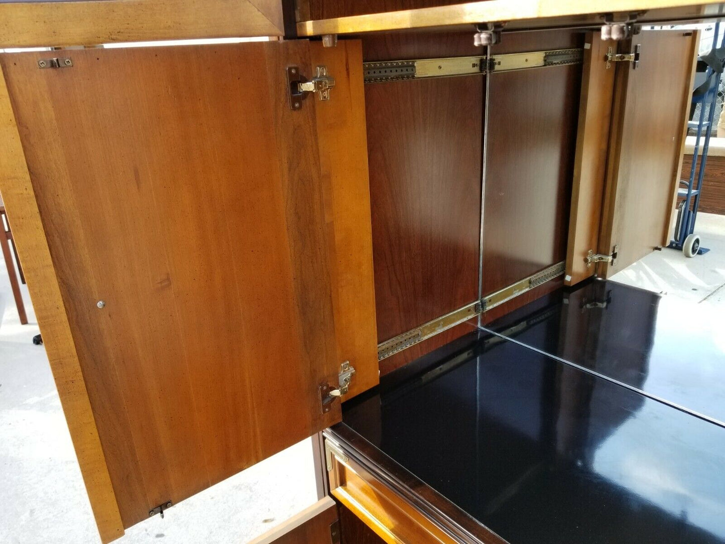 3 Piece BROYHILL Asian Chinoiserie Lighted Dry Bar Cabinet with Display Cases