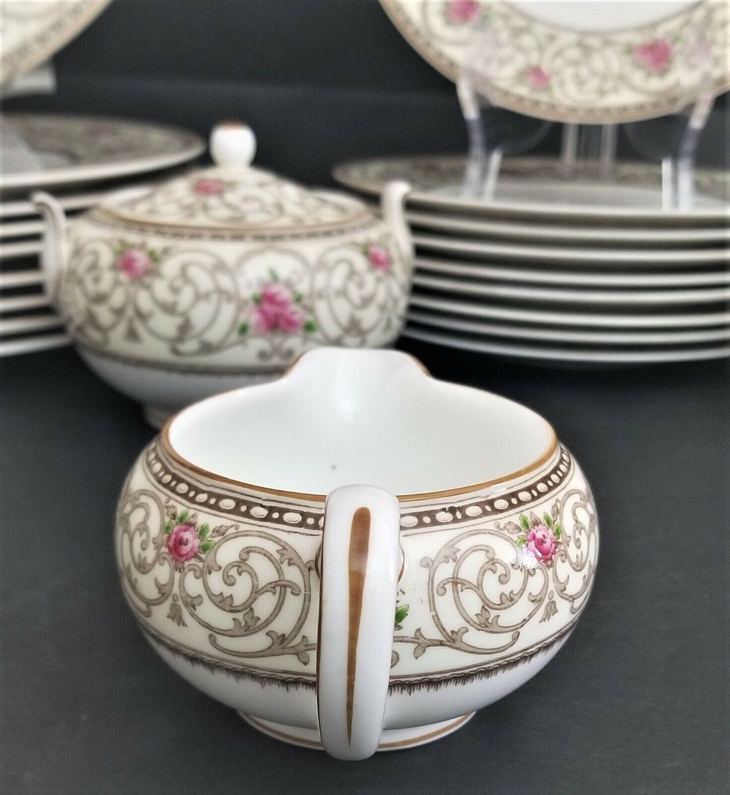 (1) ONLY WEDGWOOD Avondale Creamer and Lid Cream with Scrolls and Pink Roses