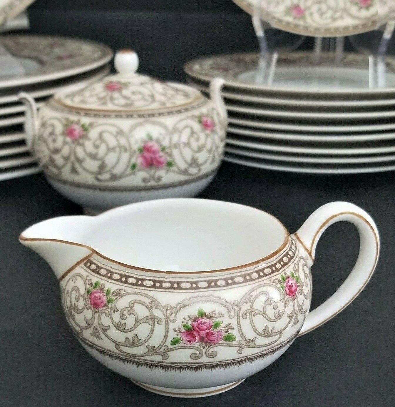 (1) ONLY WEDGWOOD Avondale Creamer and Lid Cream with Scrolls and Pink Roses