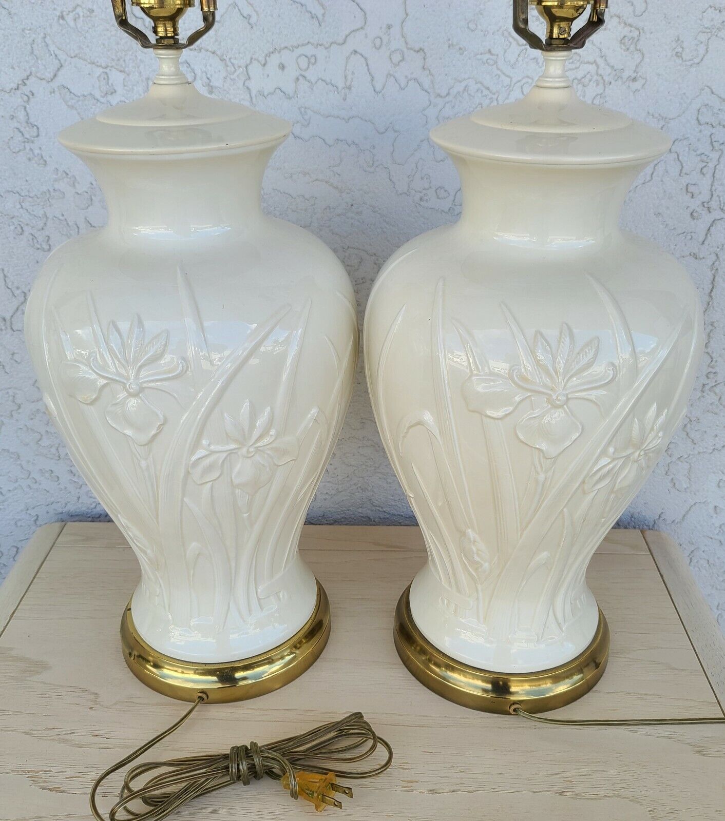 Vtg Pair of PAUL HANSON Ceramic Lamps with Embossed Iris Flowers in Cream/Ivory