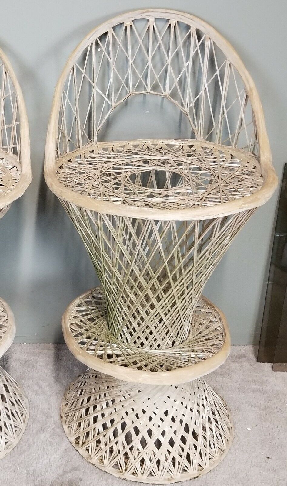 (1) Vintage Mid Century Modern Russell Woodard Spun Fiberglass Counter Bar Stool