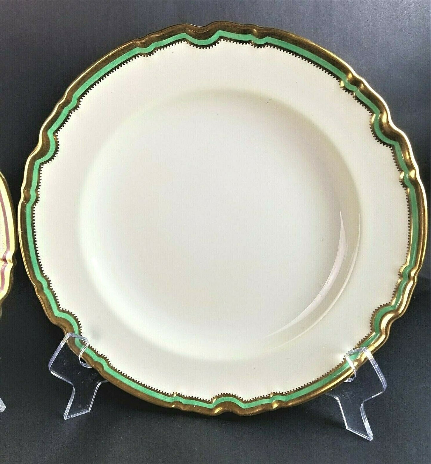 (1) Vintage SPODE Copelands China Y2403 Red Gold Dots Scalloped Dinner Plate 10 1/2"